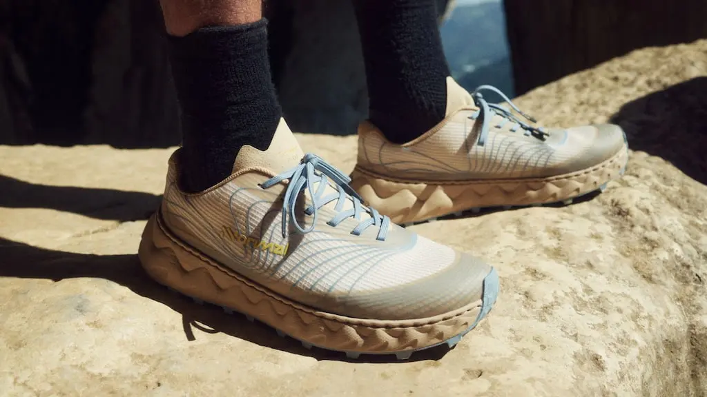 Primer plano de una zapatilla de trail running de mujer que se hunde en  suelos blandos en forest trail